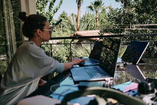 Echipă care lucrează remote